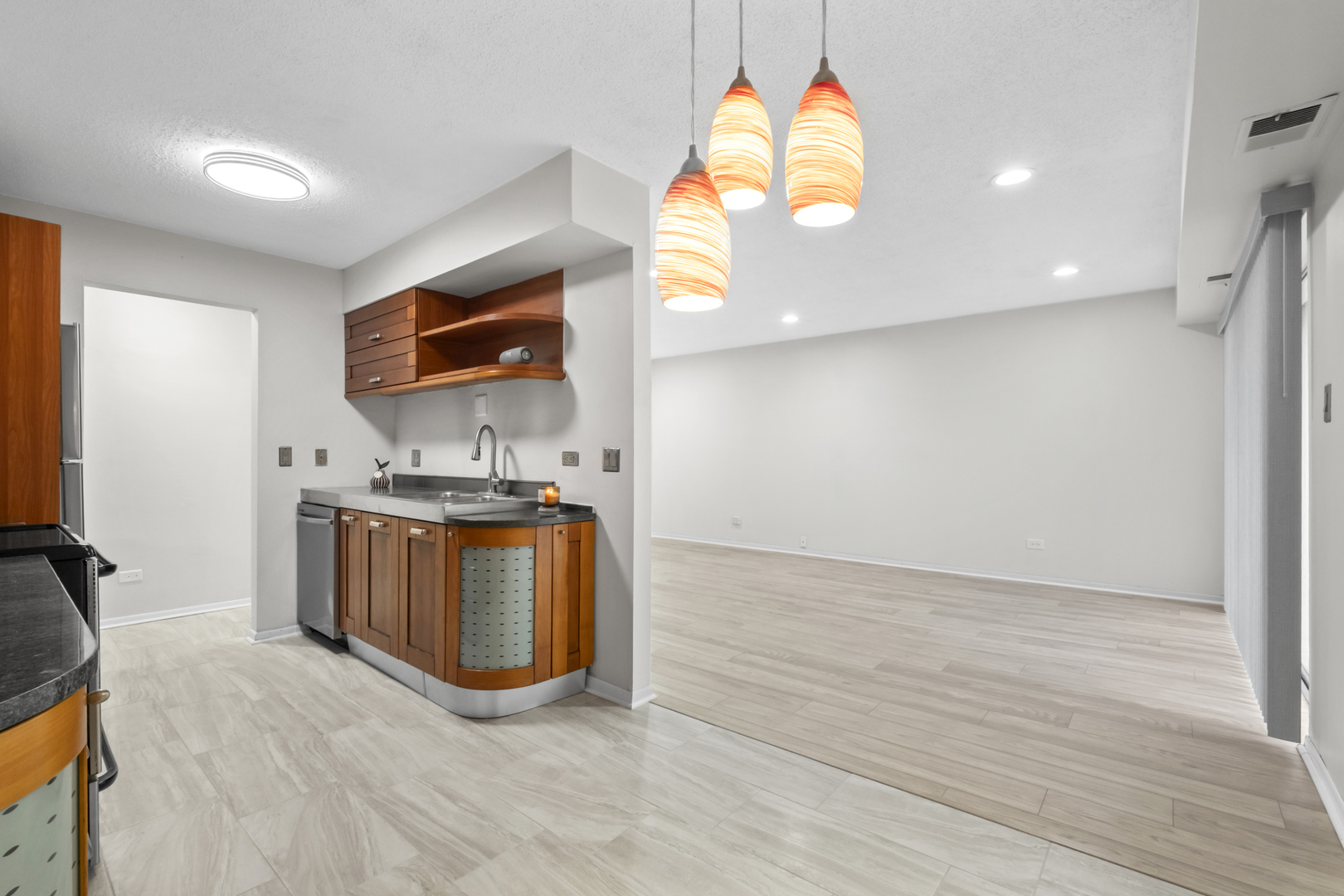 900 Casey Court #27-06, Schaumburg, IL 60173