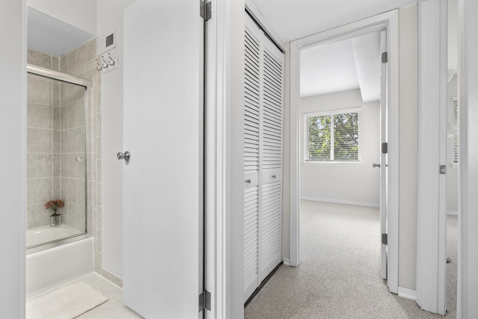 900 Casey Court #27-06, Schaumburg, IL 60173