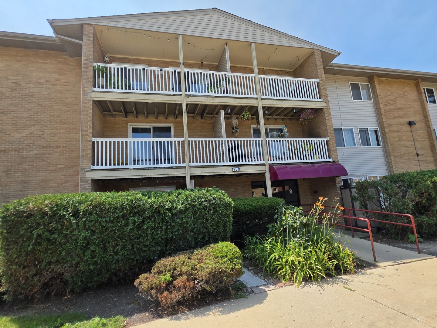 910 Beau Drive #202, Des Plaines, IL 60016