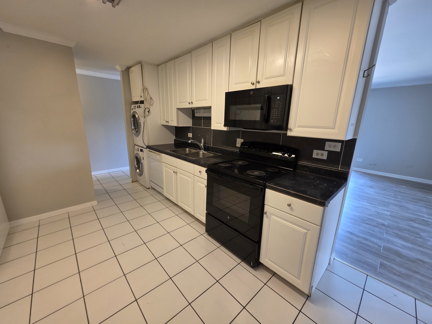 910 Beau Drive #202, Des Plaines, IL 60016