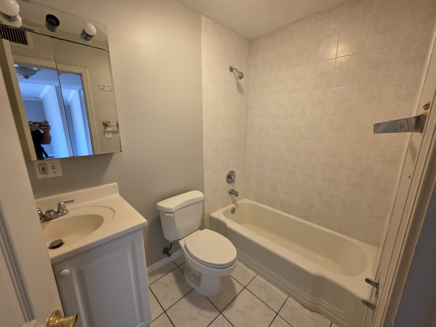 910 Beau Drive #202, Des Plaines, IL 60016