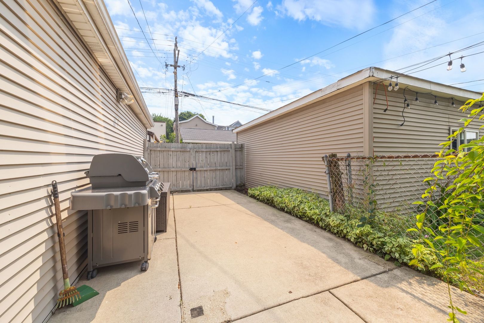 3613 N Sacramento Avenue, Chicago, IL 60618