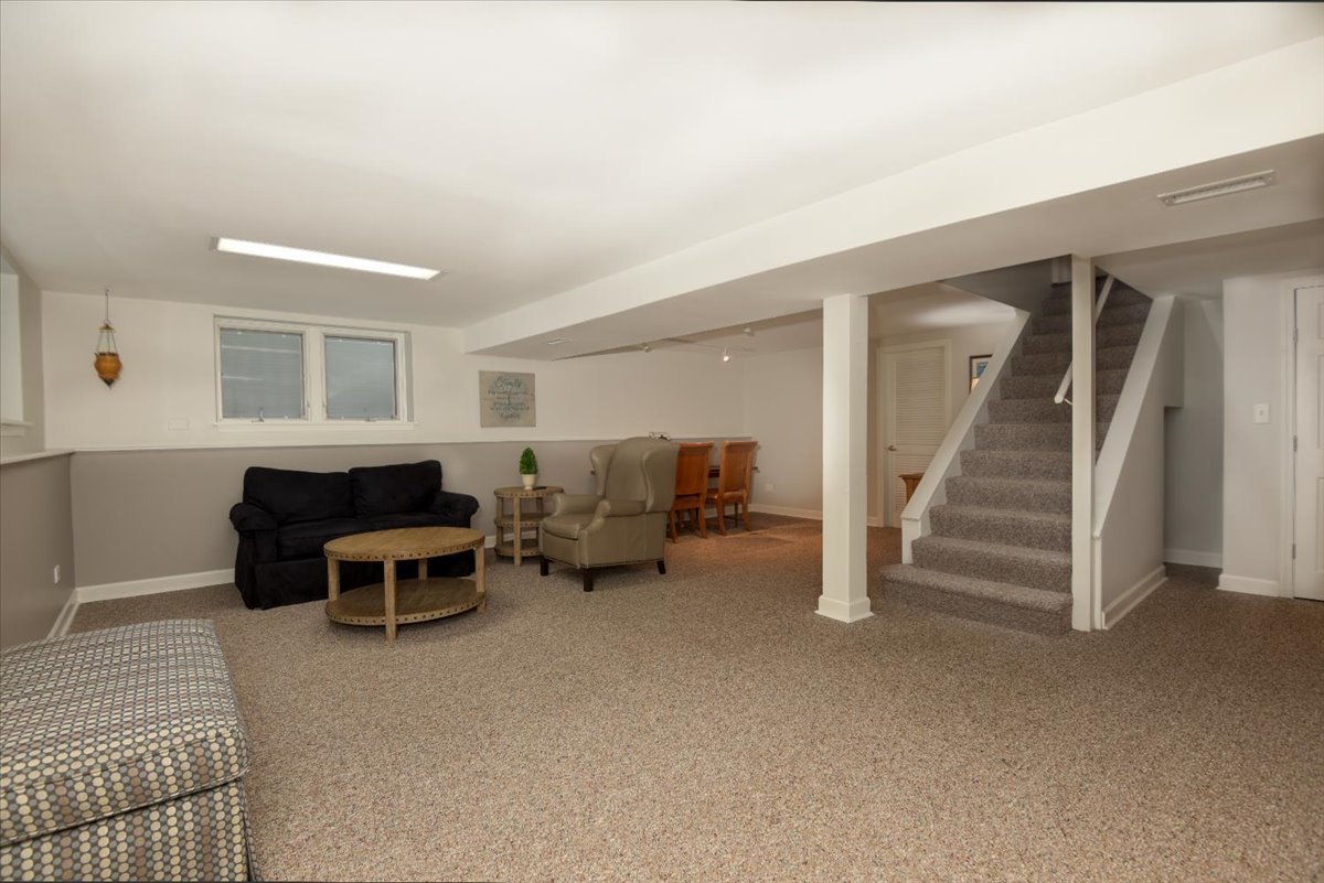 1S339 Marys Lane, Lombard, IL 60148