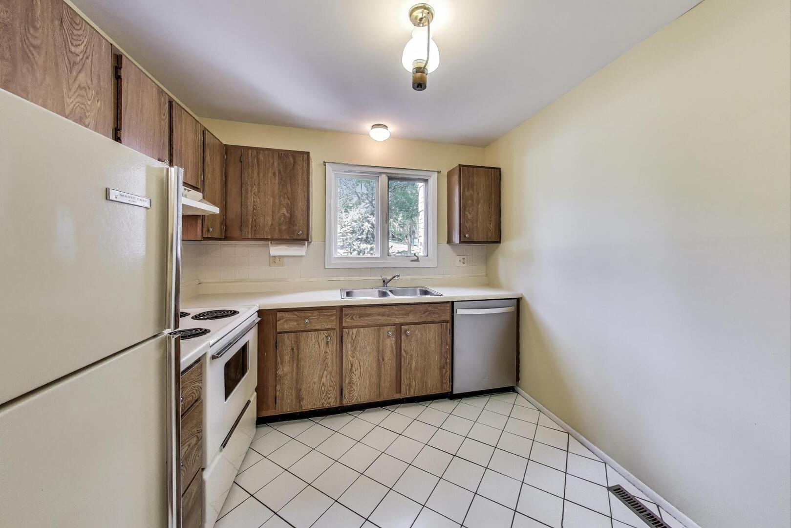 131 E Winchester Road #A, Libertyville, IL 60048