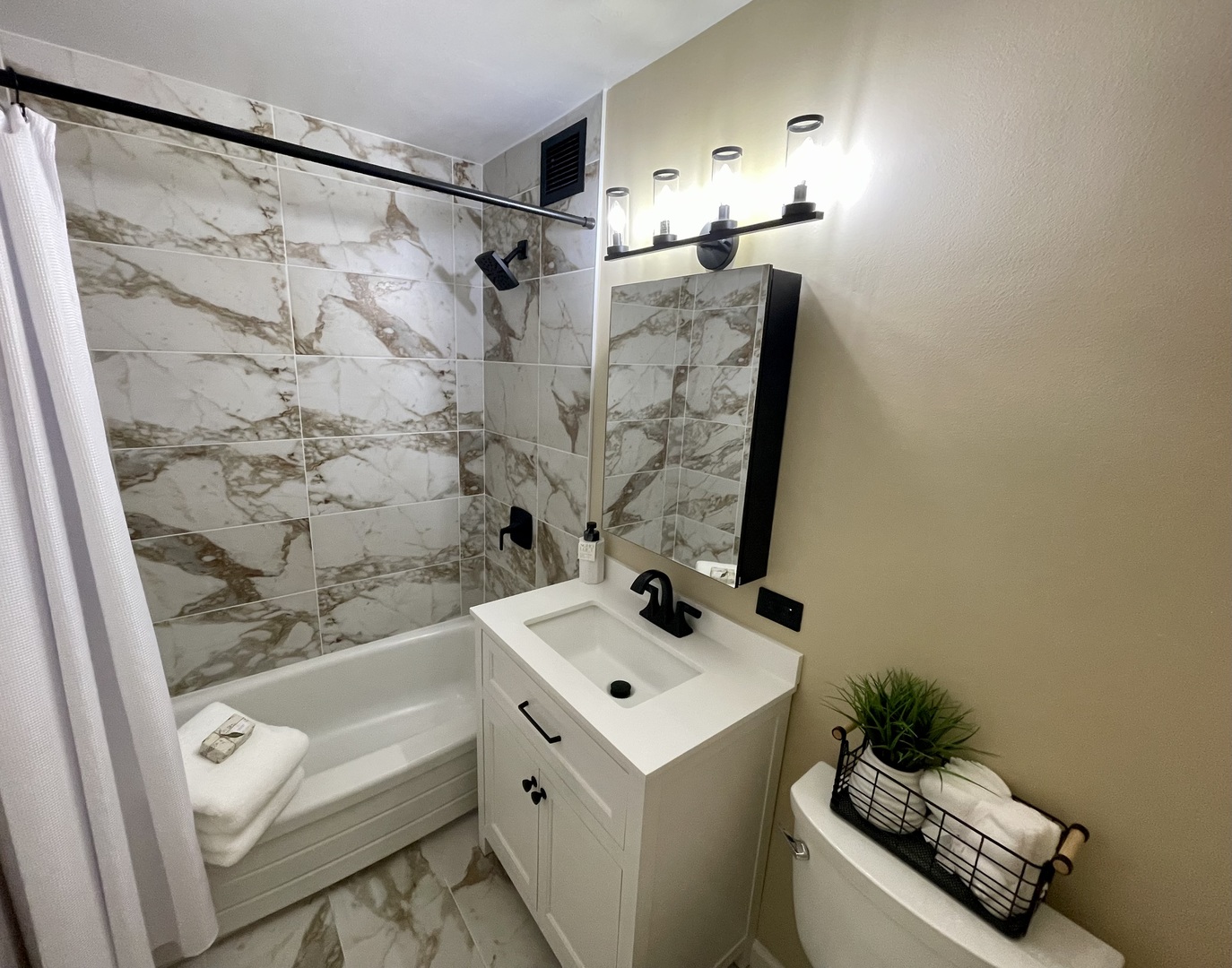 6300 N Sheridan Road #406, Chicago, IL 60660