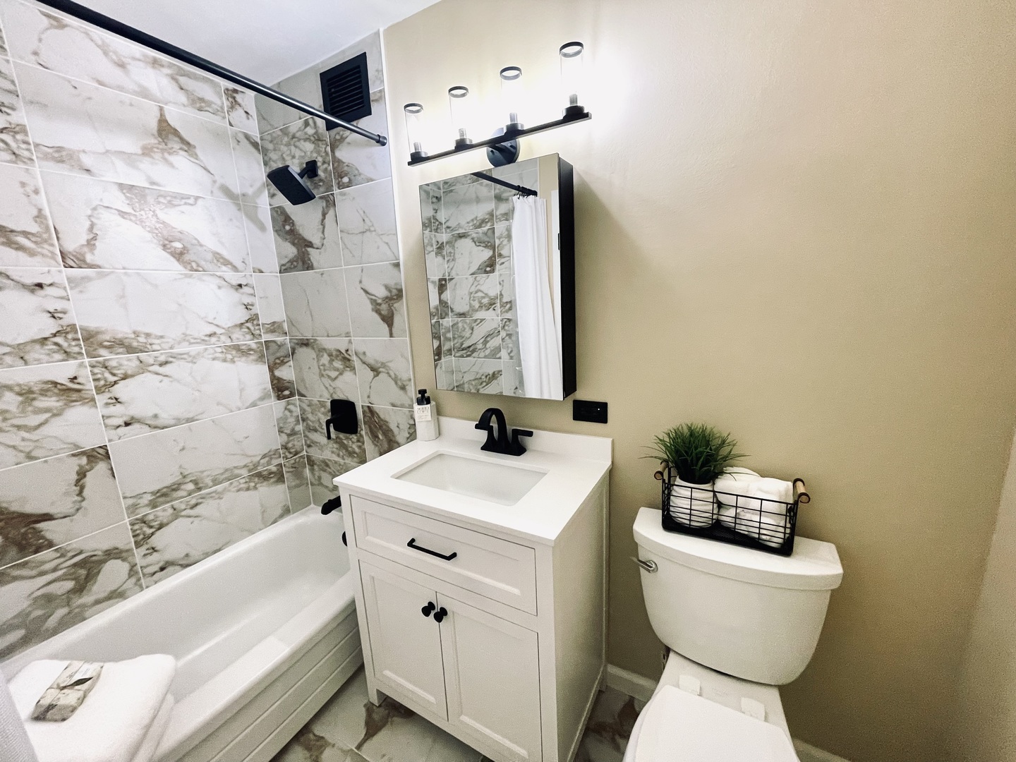 6300 N Sheridan Road #406, Chicago, IL 60660