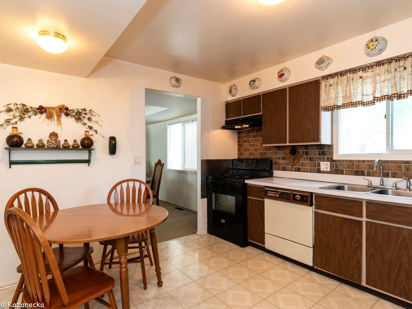 18350 W Linda Lane, Gurnee, IL 60031