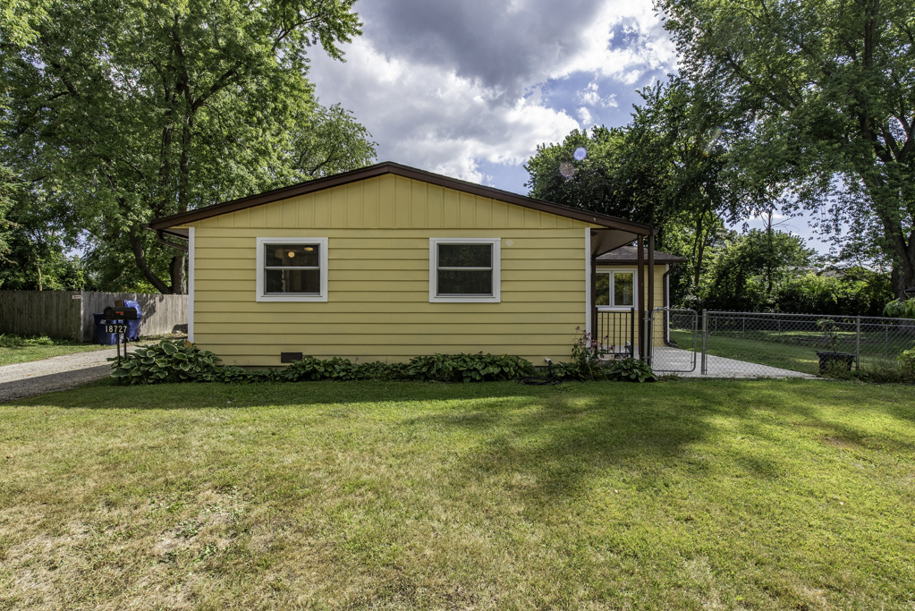 18727 W Highfield Drive, Gurnee, IL 60031