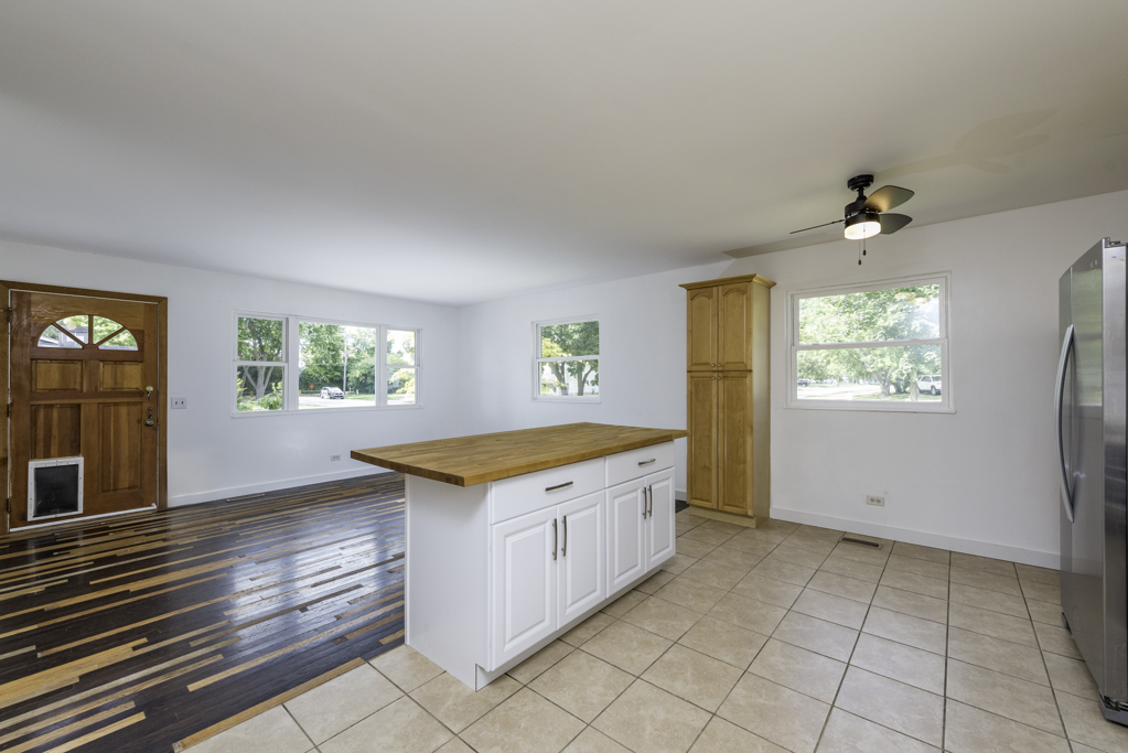 18727 W Highfield Drive, Gurnee, IL 60031