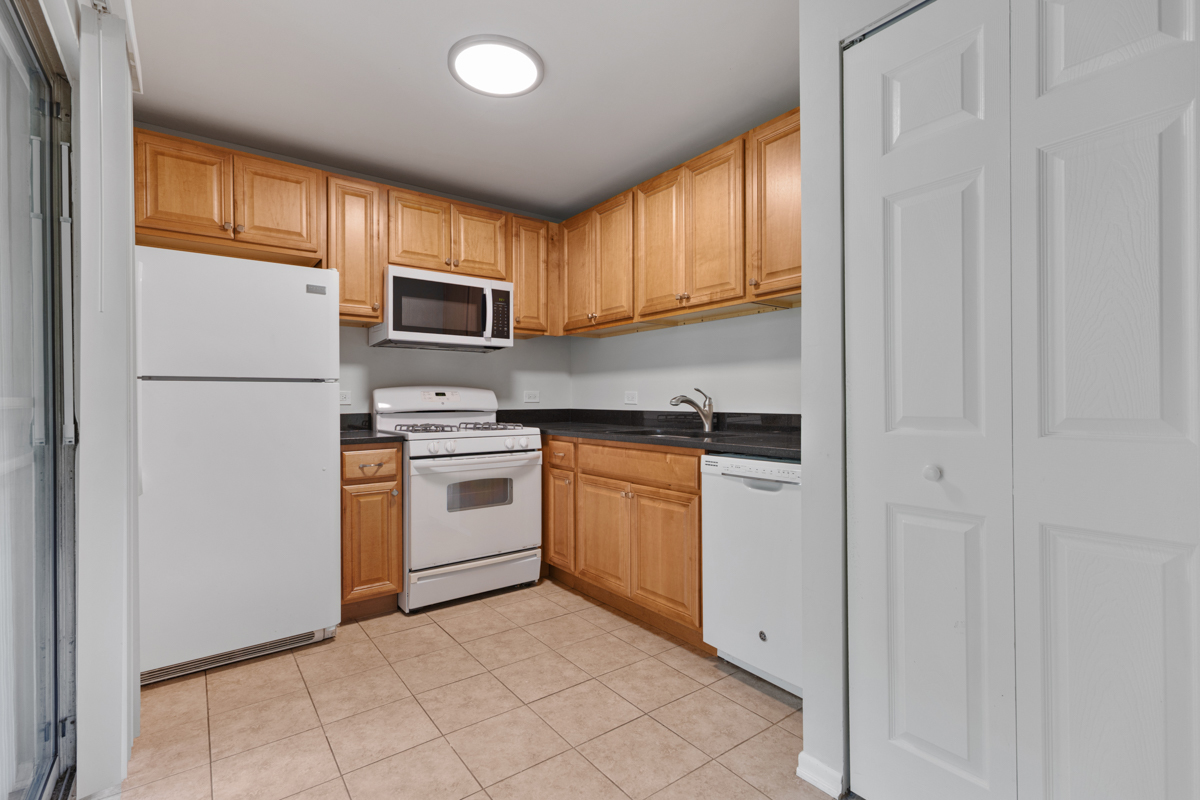 56 N VICTORIA Lane #B, Streamwood, IL 60107