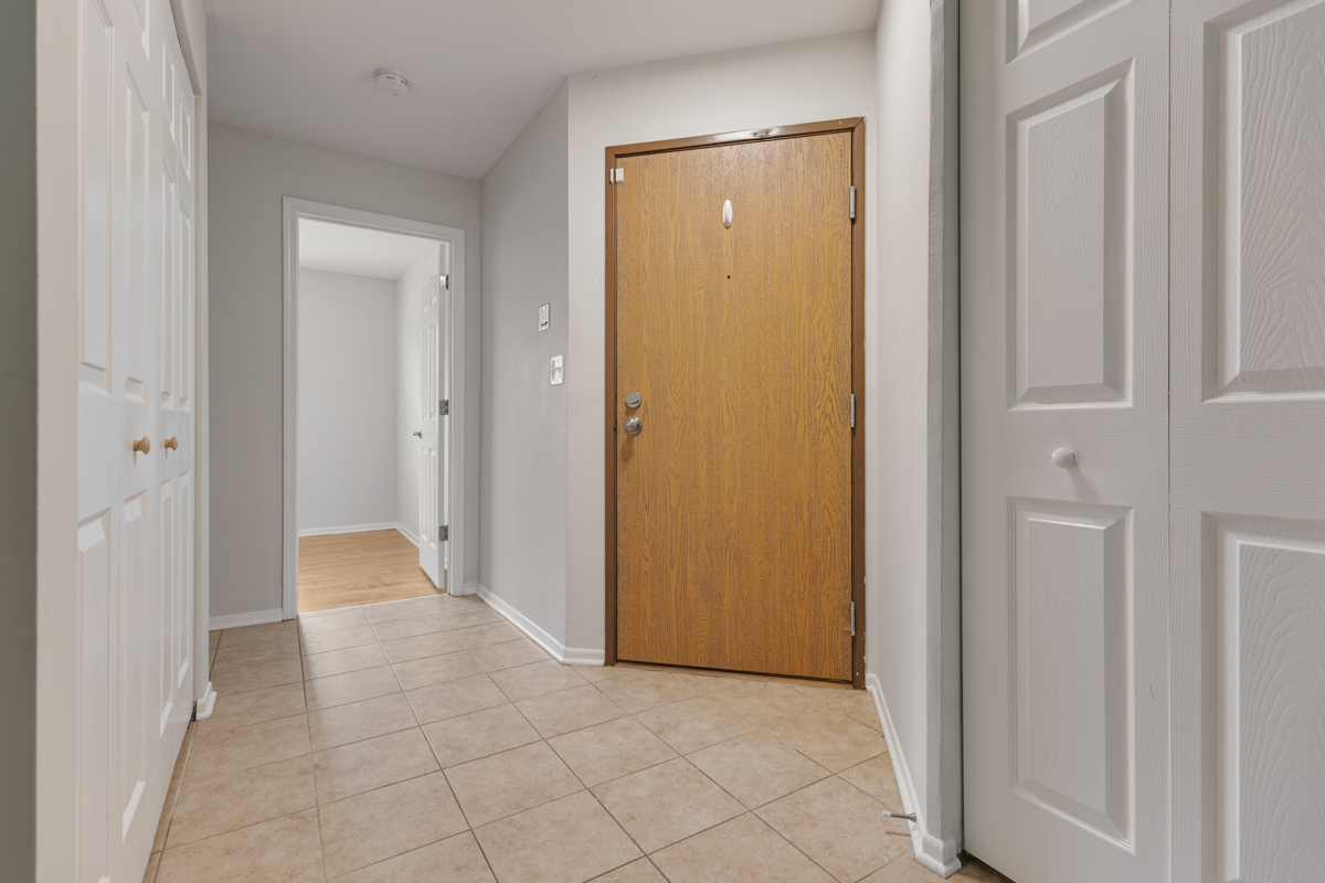 56 N VICTORIA Lane #B, Streamwood, IL 60107