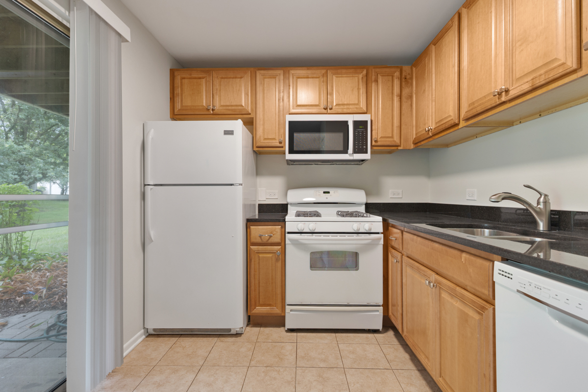 56 N VICTORIA Lane #B, Streamwood, IL 60107