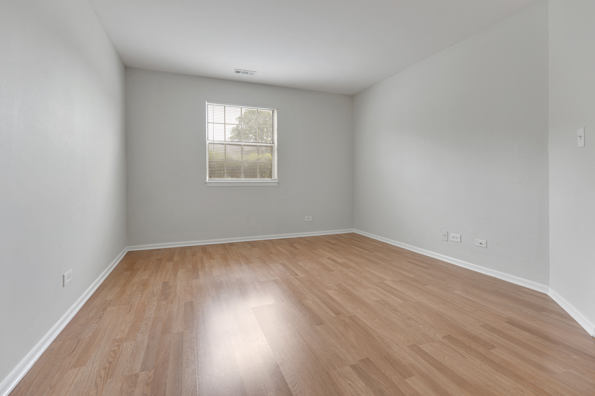 56 N VICTORIA Lane #B, Streamwood, IL 60107