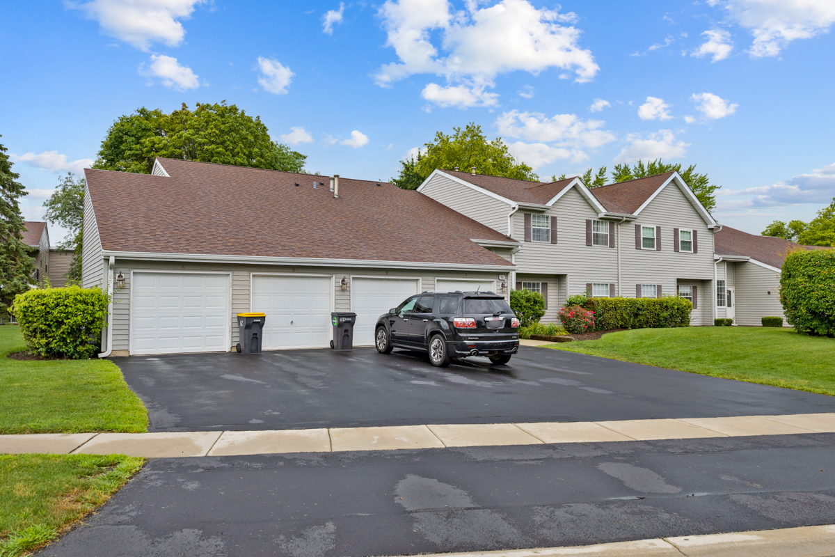 56 N VICTORIA Lane #B, Streamwood, IL 60107