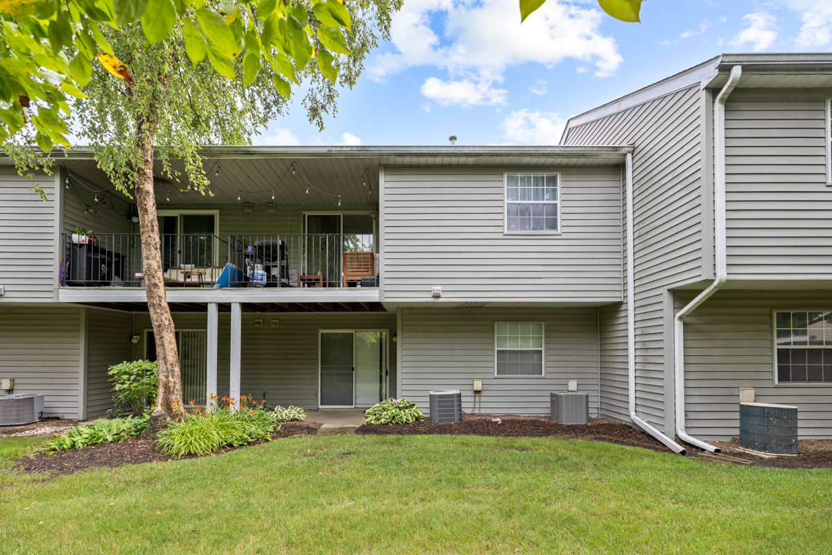 56 N VICTORIA Lane #B, Streamwood, IL 60107