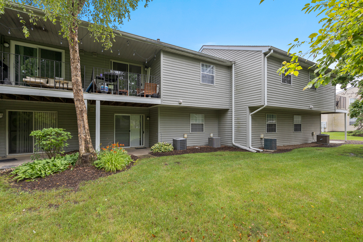 56 N VICTORIA Lane #B, Streamwood, IL 60107