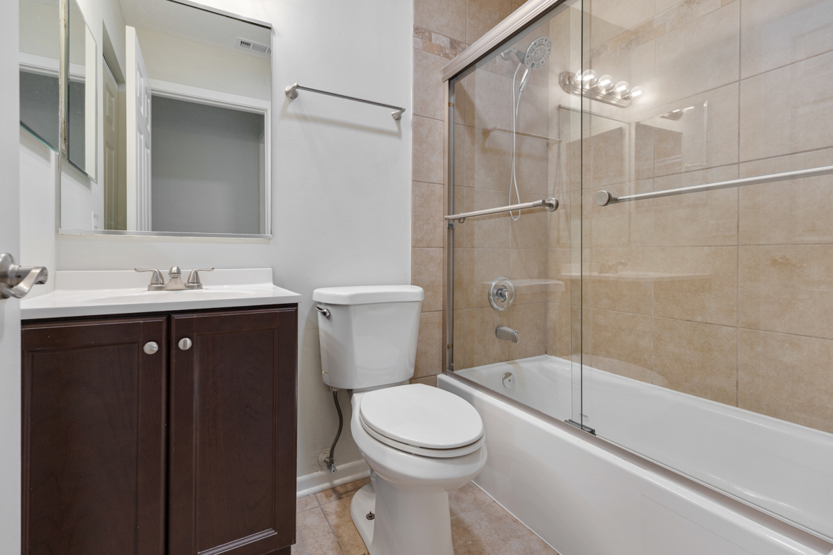 56 N VICTORIA Lane #B, Streamwood, IL 60107