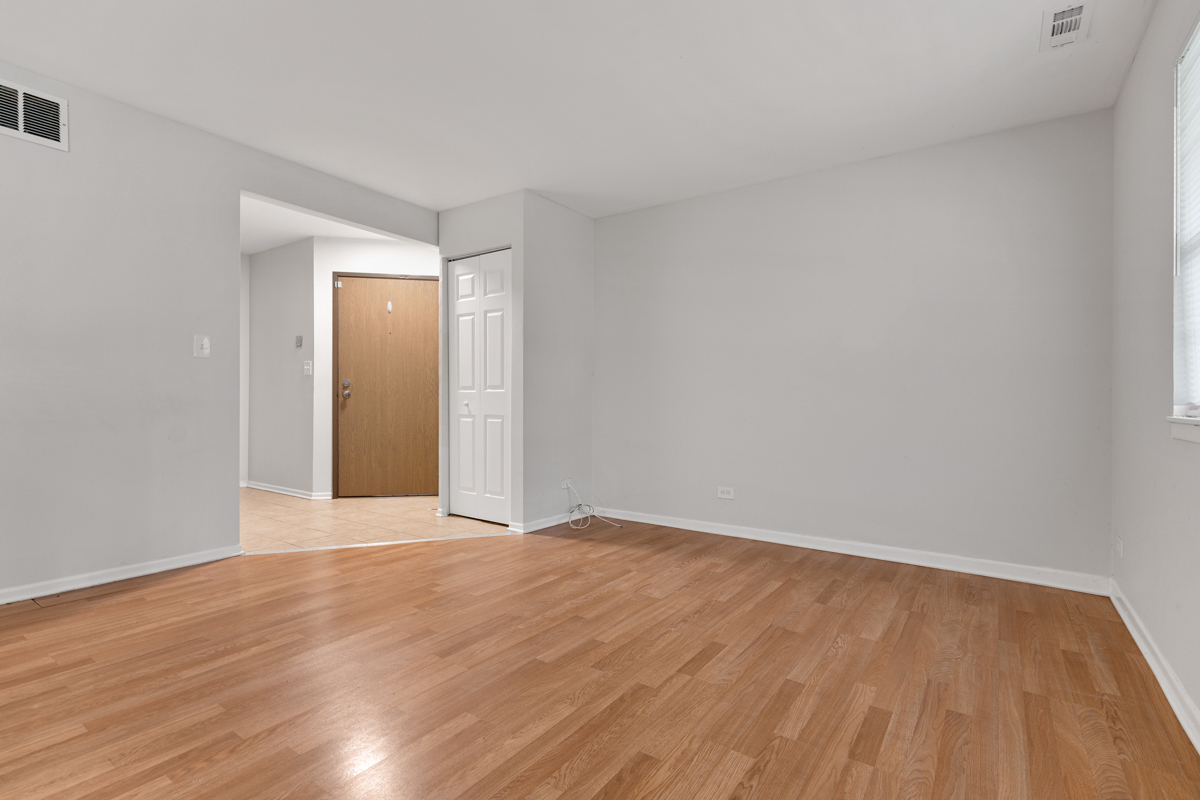 56 N VICTORIA Lane #B, Streamwood, IL 60107