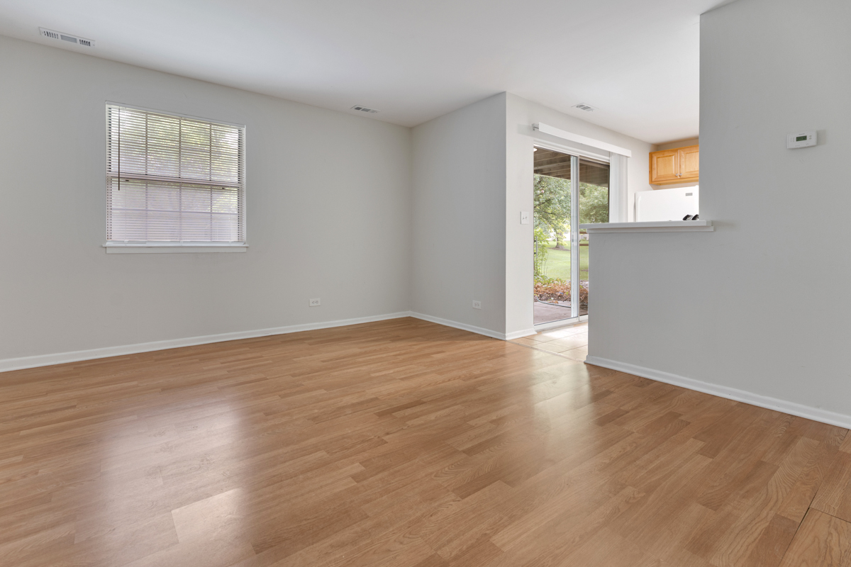 56 N VICTORIA Lane #B, Streamwood, IL 60107