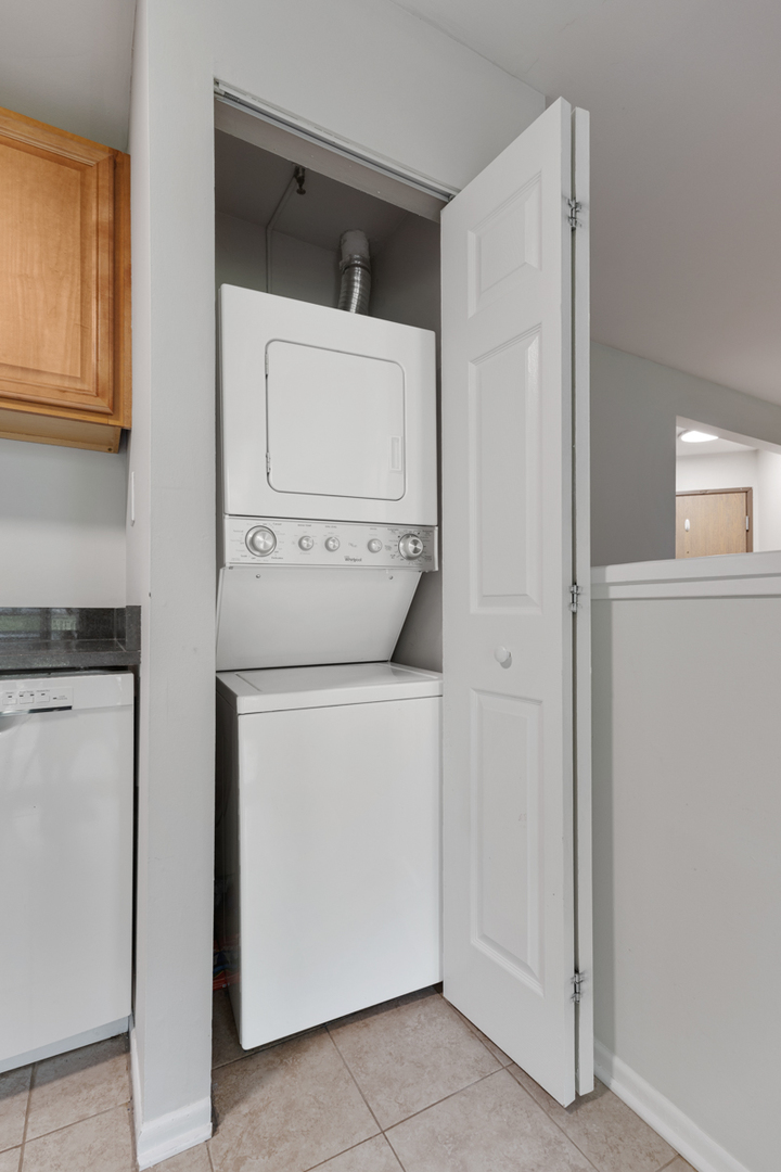 56 N VICTORIA Lane #B, Streamwood, IL 60107