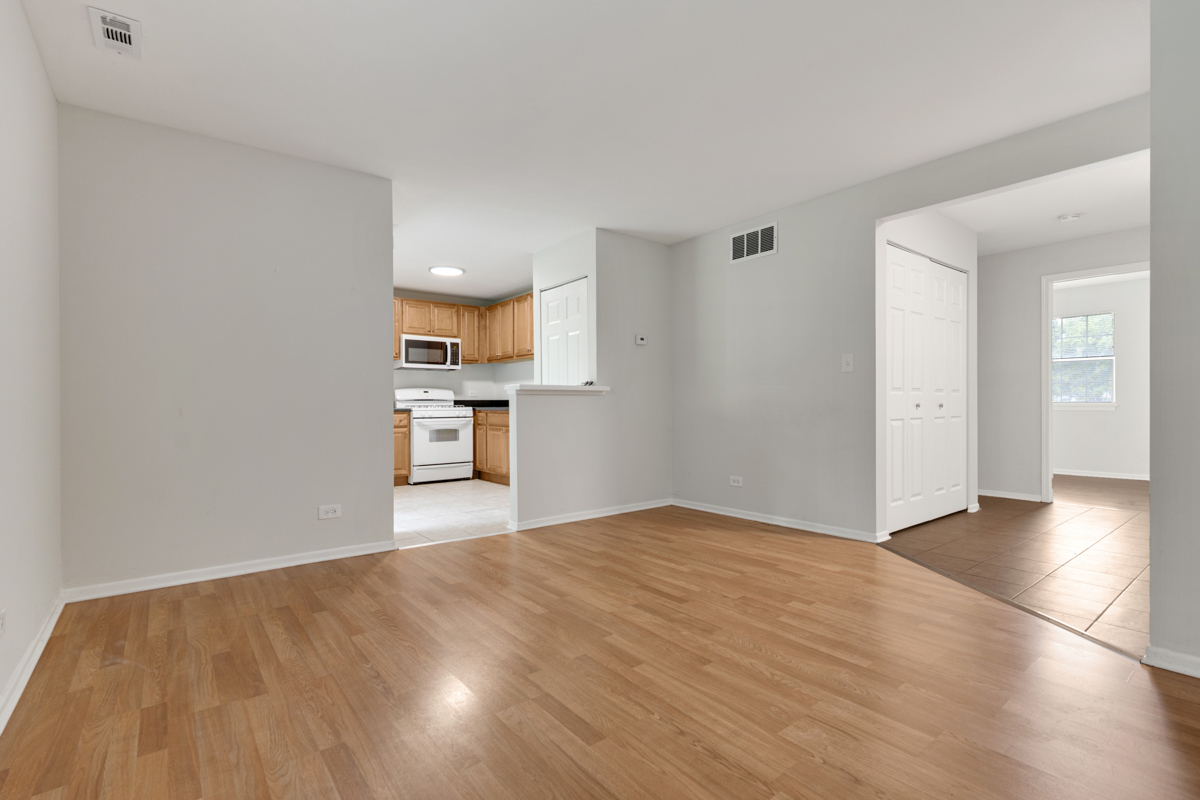56 N VICTORIA Lane #B, Streamwood, IL 60107