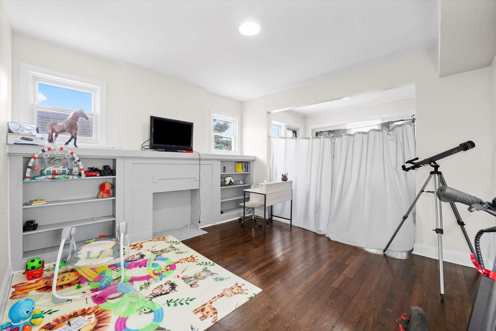 4952 W Augusta Boulevard, Chicago, IL 60651