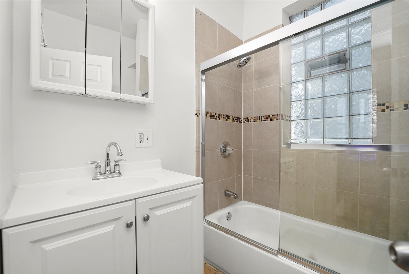 4952 W Augusta Boulevard, Chicago, IL 60651