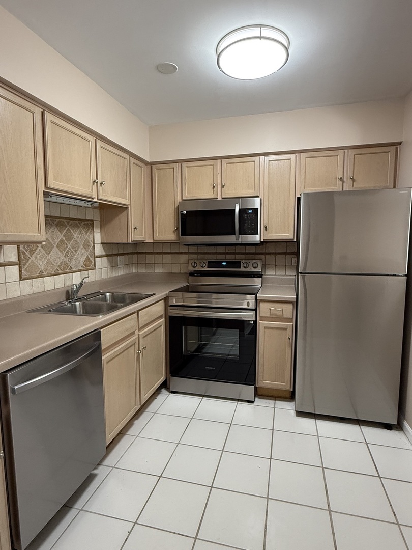 239 W Court Of Shorewood #1B, Vernon Hills, IL 60061