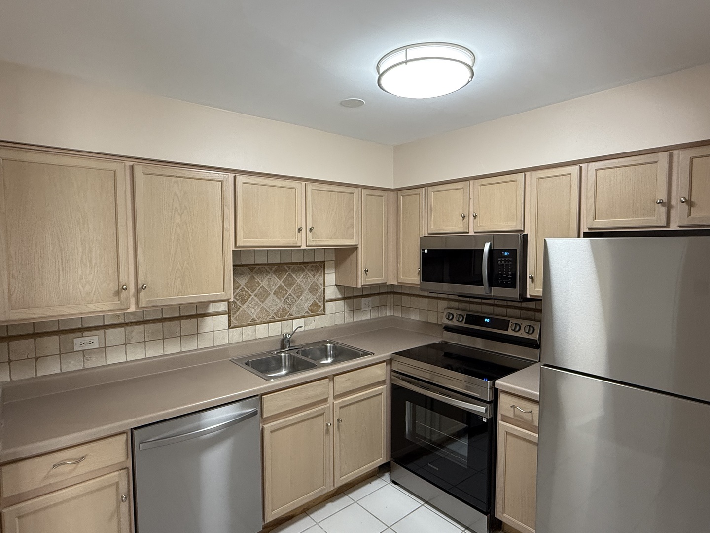 239 W Court Of Shorewood #1B, Vernon Hills, IL 60061