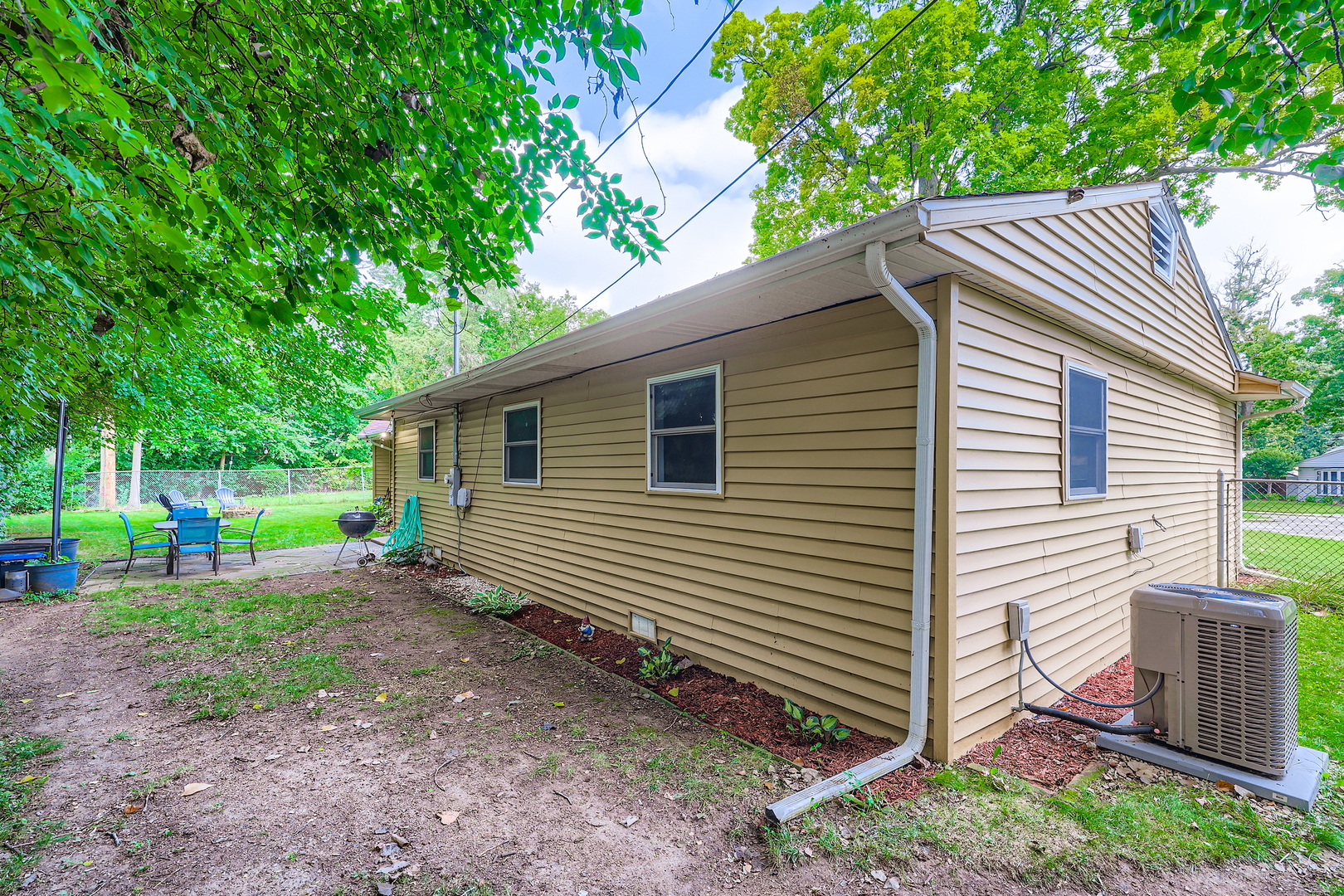 31 Sparrow Court, Carpentersville, IL 60110