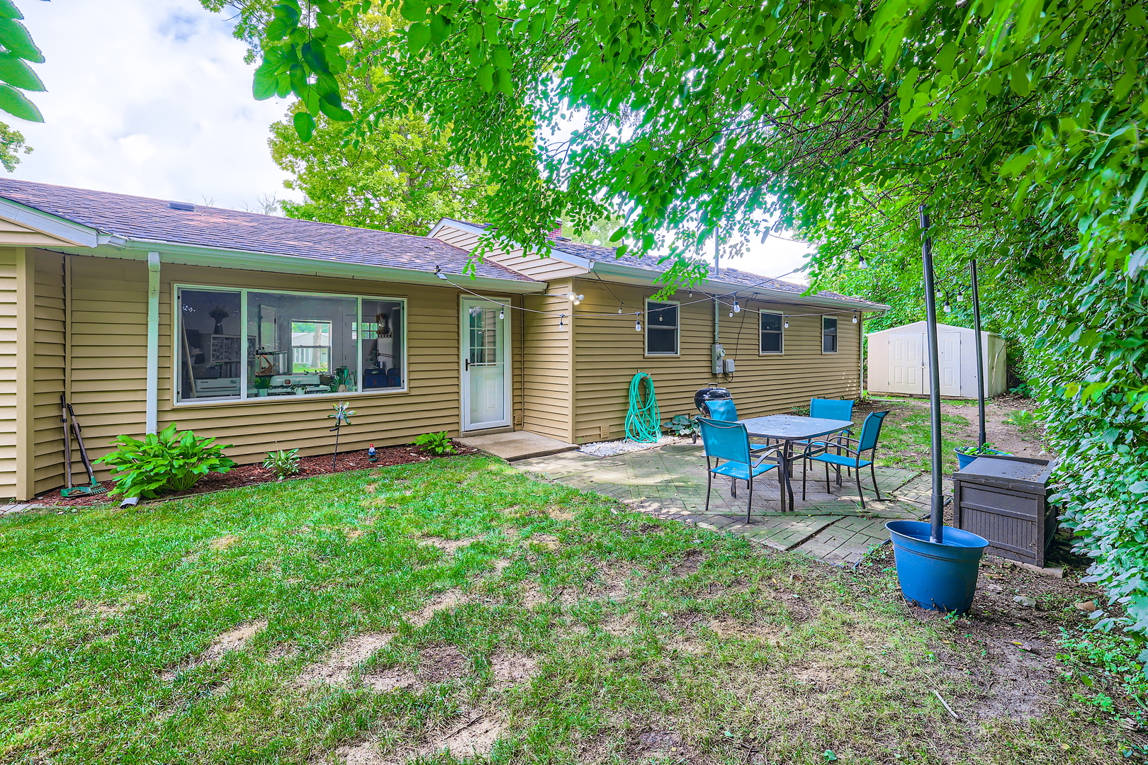 31 Sparrow Court, Carpentersville, IL 60110