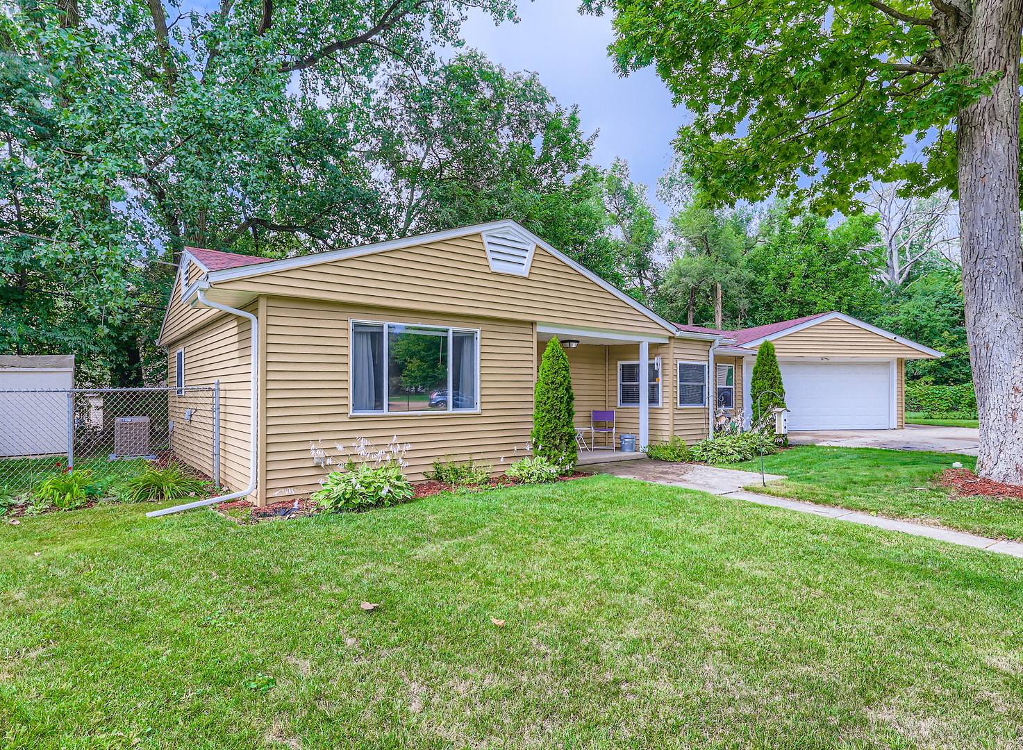 31 Sparrow Court, Carpentersville, IL 60110