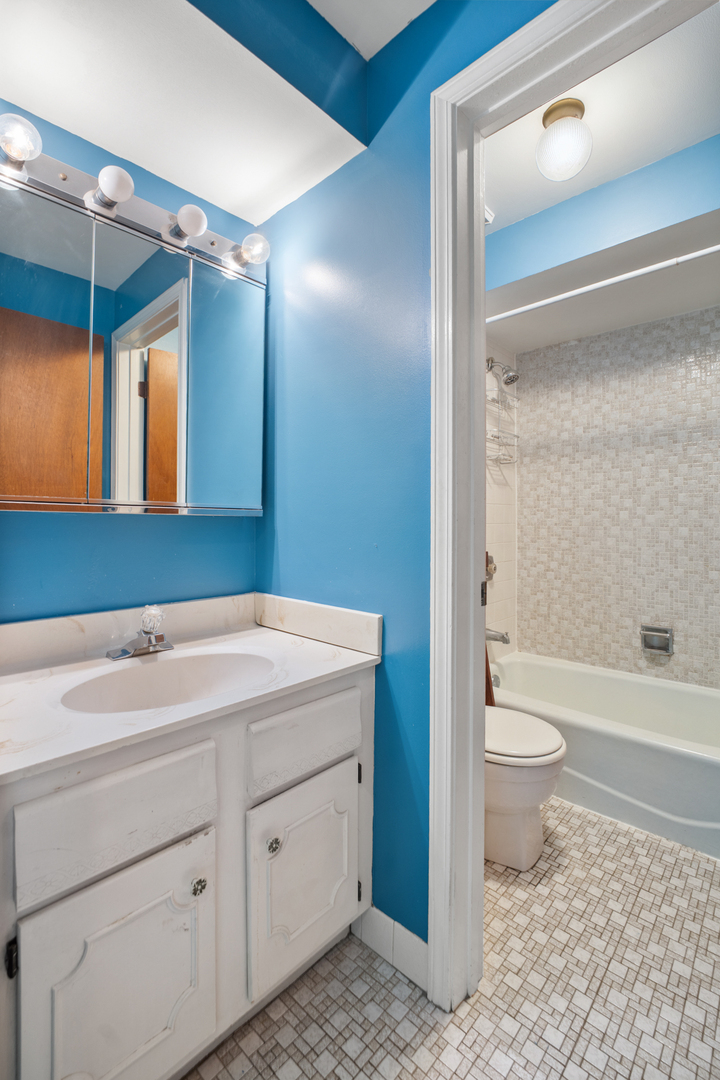 8511 W Catherine Avenue #287, Chicago, IL 60656