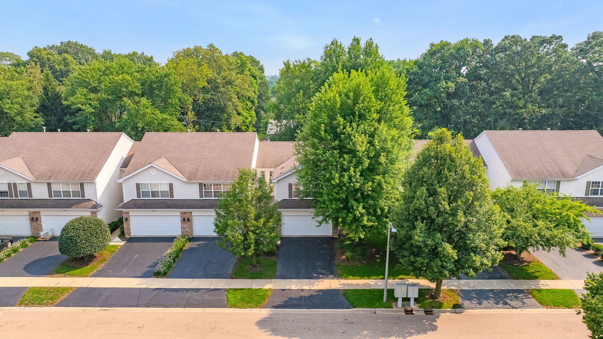 2405 Stoughton Circle, Aurora, IL 60502