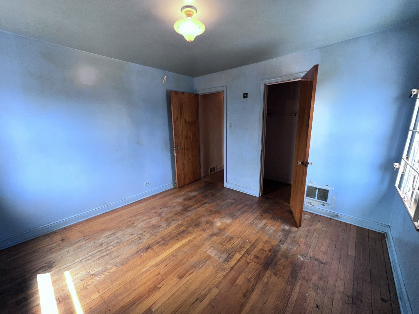 9527 S Woodlawn Avenue, Chicago, IL 60628