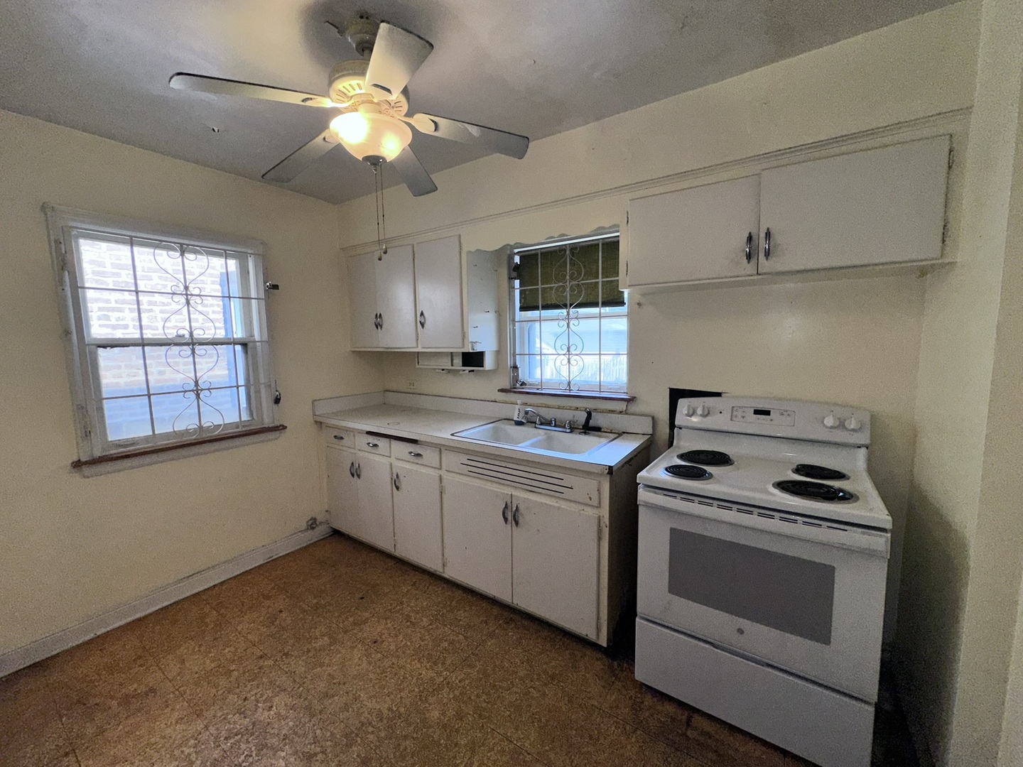9527 S Woodlawn Avenue, Chicago, IL 60628