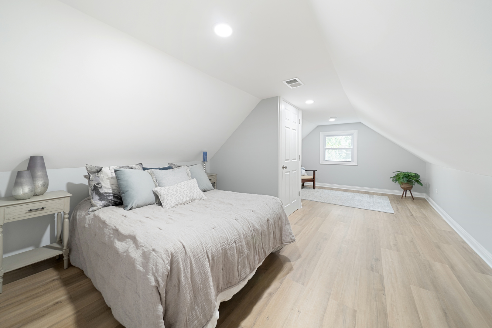 7652 1/2 S Coles Avenue, Chicago, IL 60649