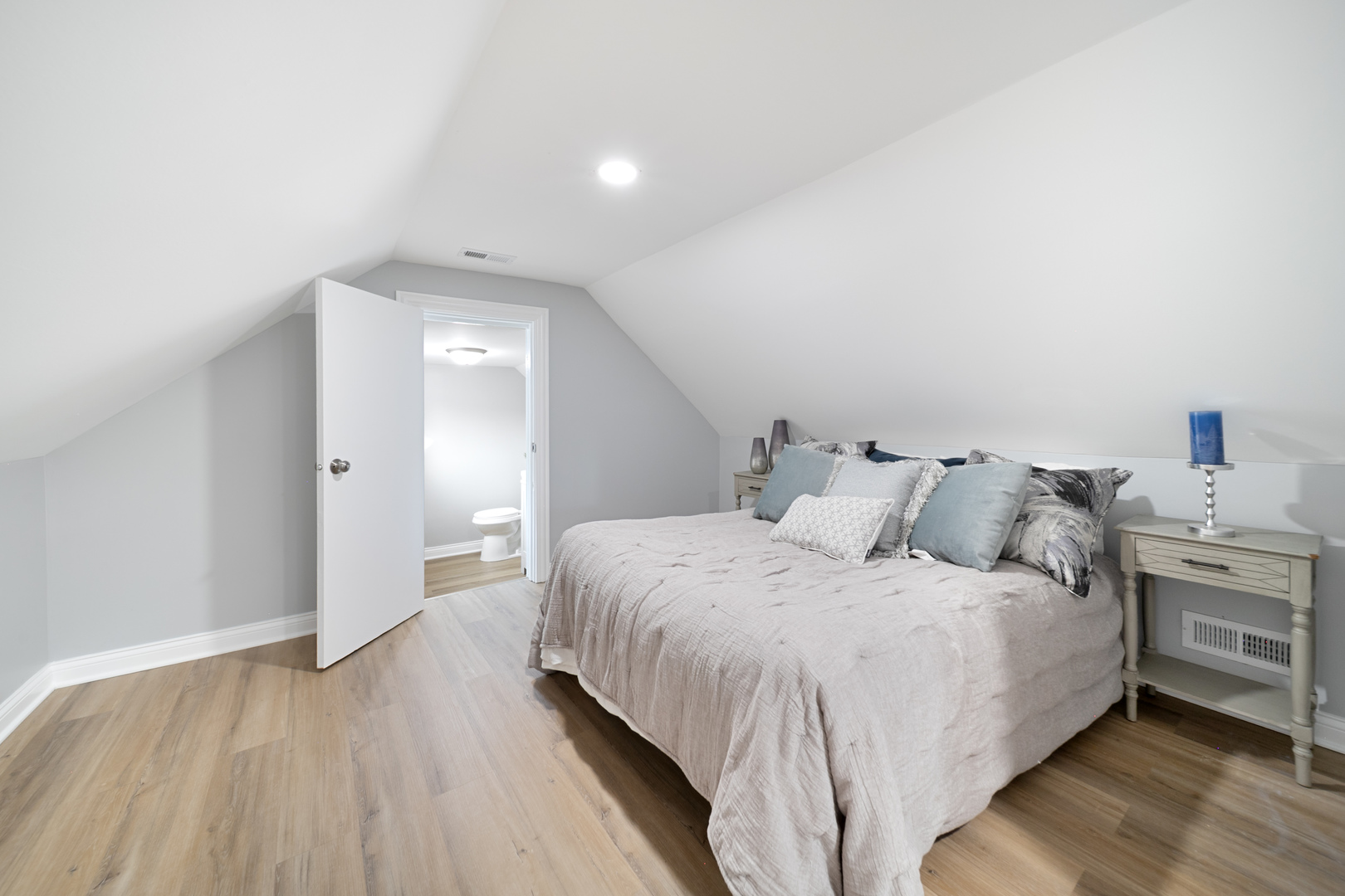 7652 1/2 S Coles Avenue, Chicago, IL 60649