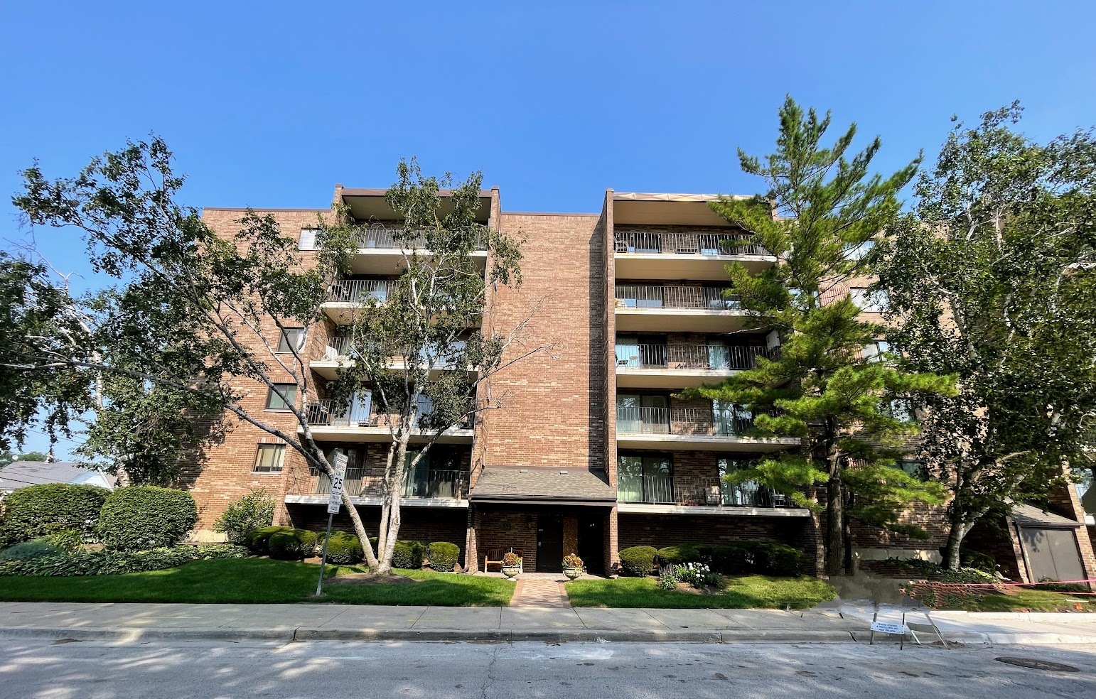 555 Graceland Avenue #206, Des Plaines, IL 60016