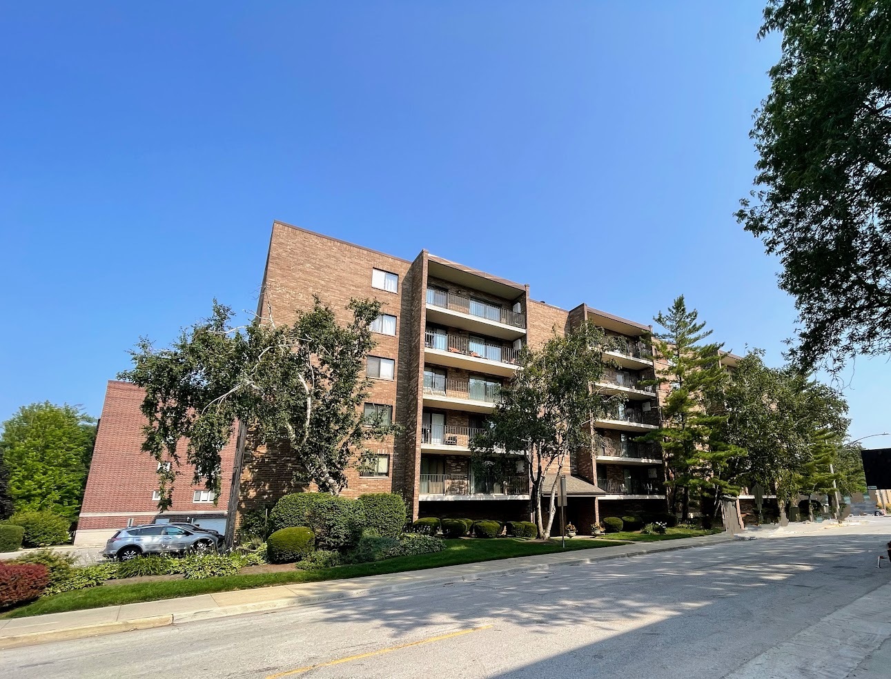555 Graceland Avenue #206, Des Plaines, IL 60016