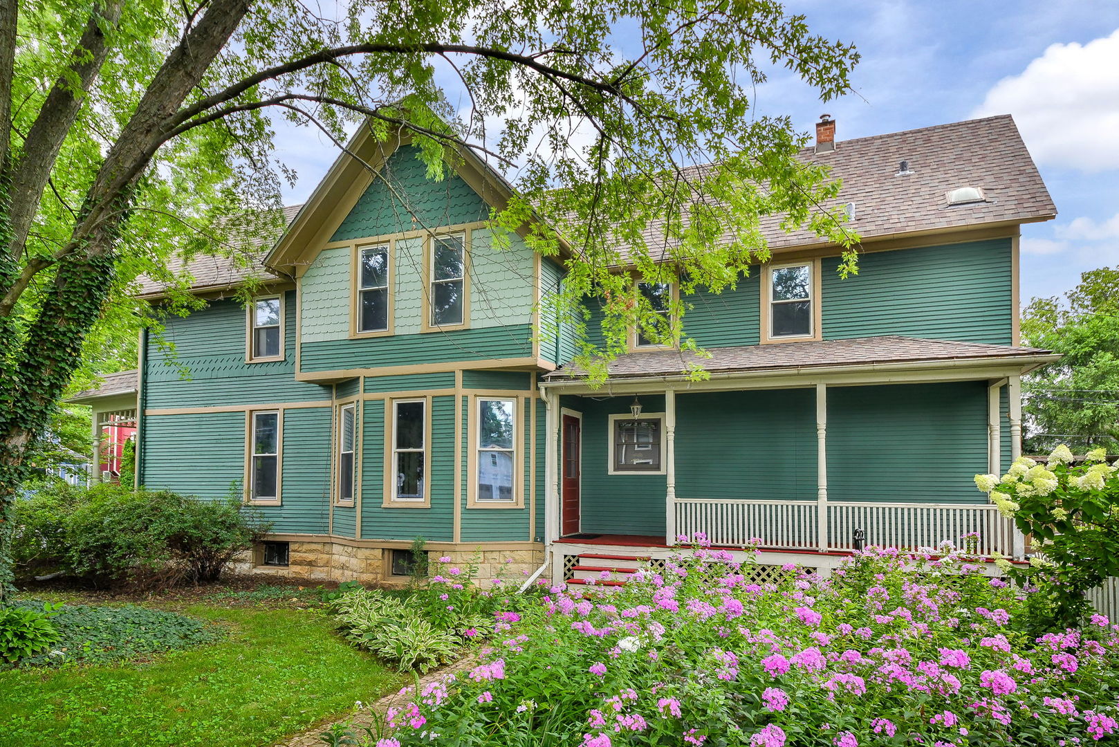 8 N Sleight Street, Naperville, IL 60540