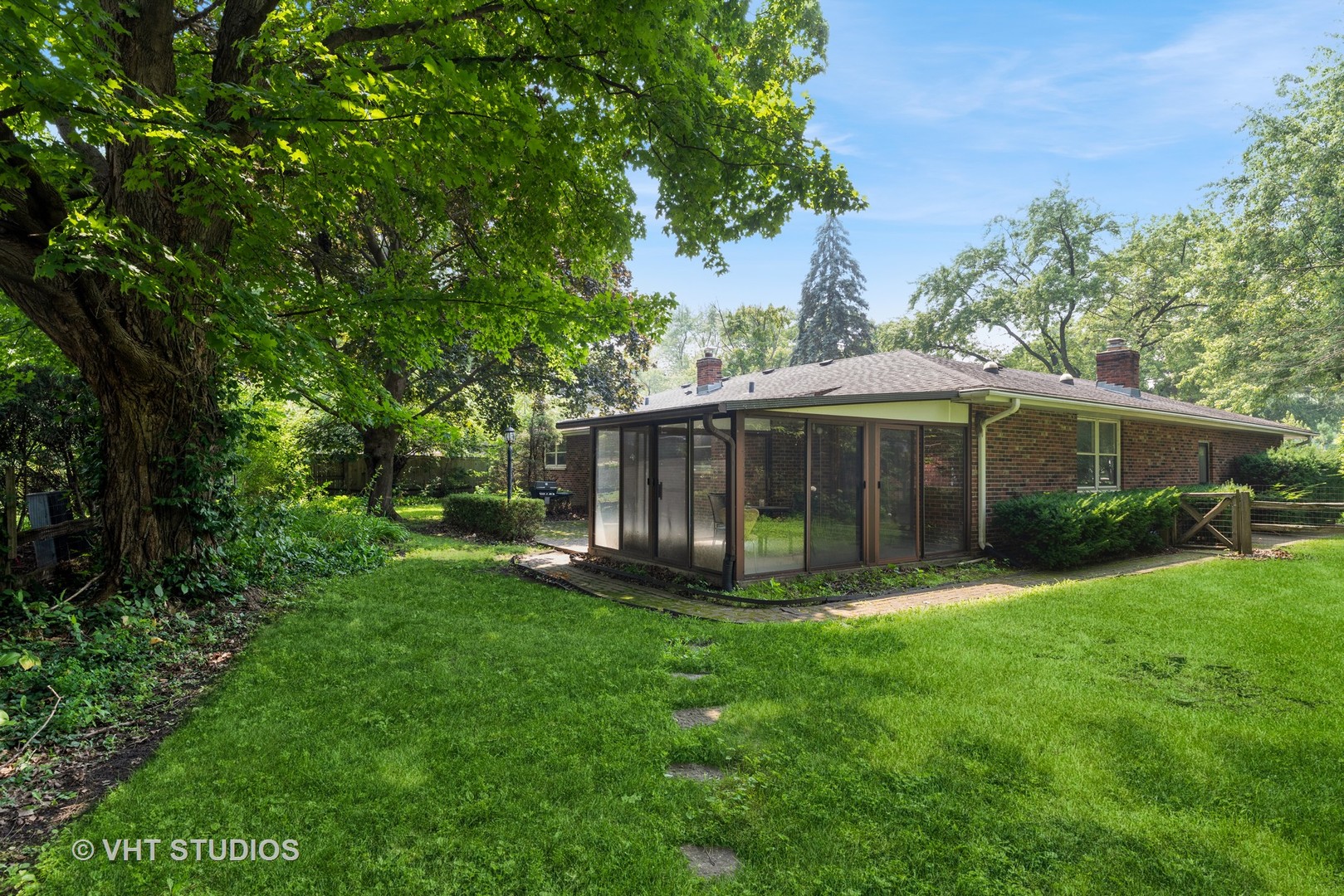 826 Crestfield Avenue, Libertyville, IL 60048