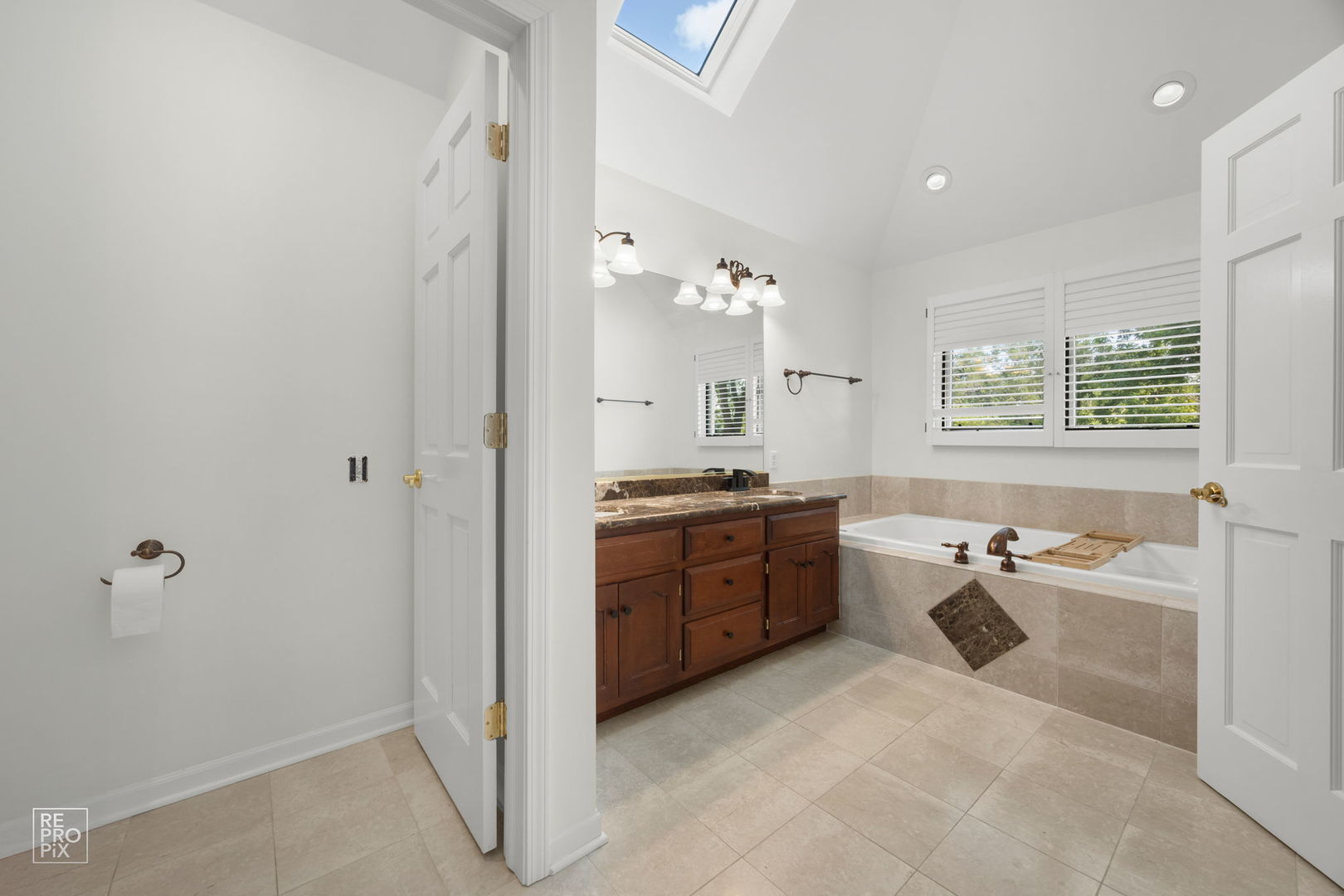 5N869 Westwood Lane, St. Charles, IL 60175