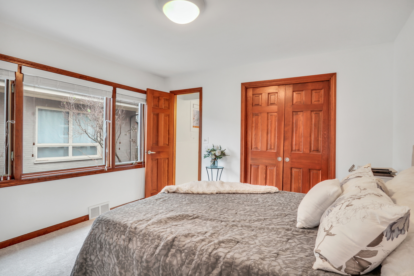 2407 N Villa Lane, McHenry, IL 60051