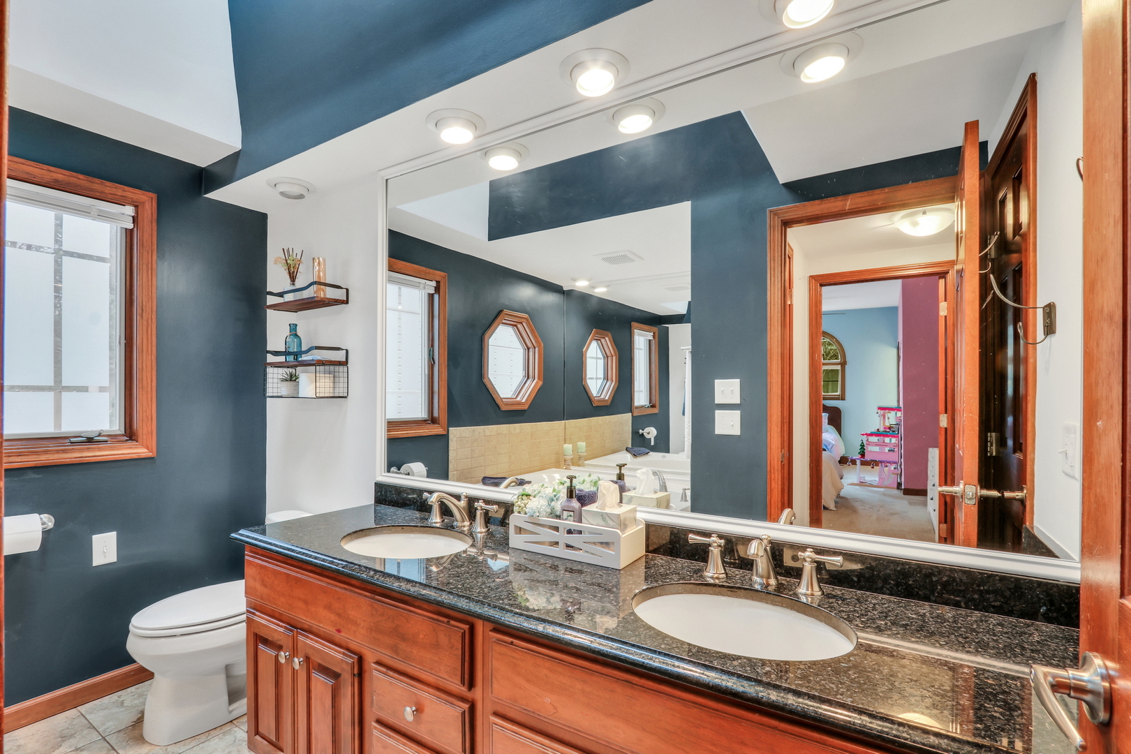 2407 N Villa Lane, McHenry, IL 60051