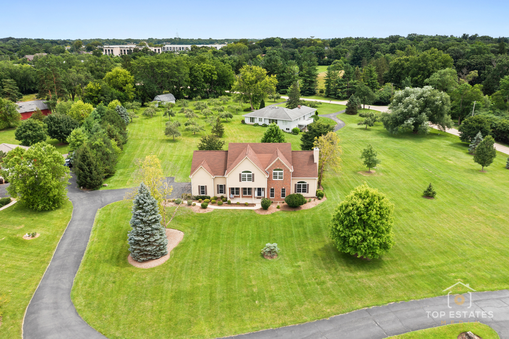 175 Clover Hill Lane, North Barrington, IL 60010