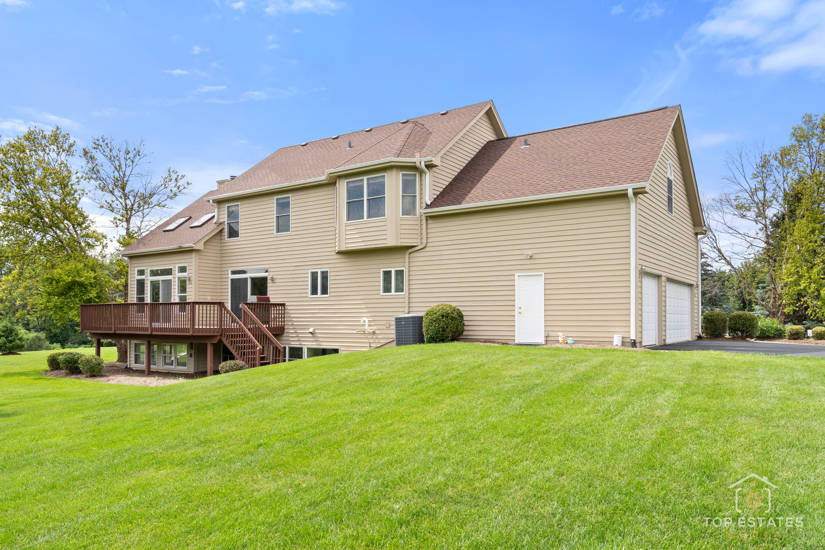 175 Clover Hill Lane, North Barrington, IL 60010