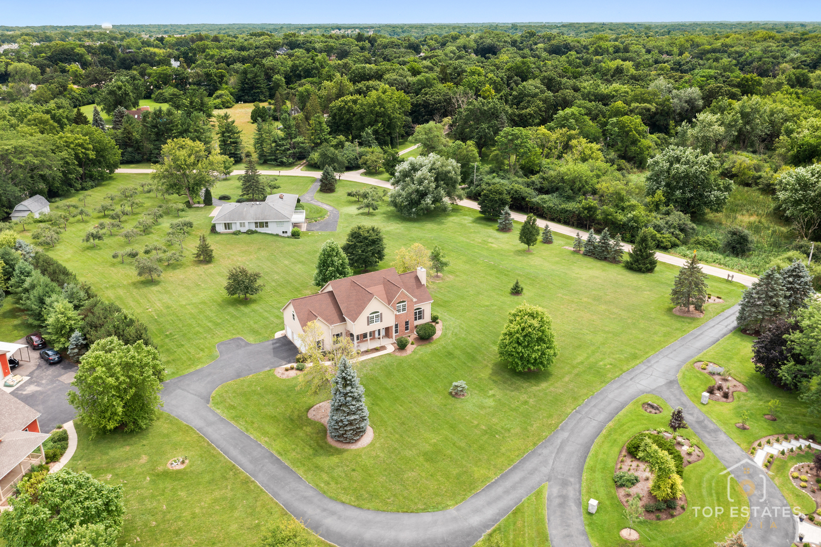 175 Clover Hill Lane, North Barrington, IL 60010