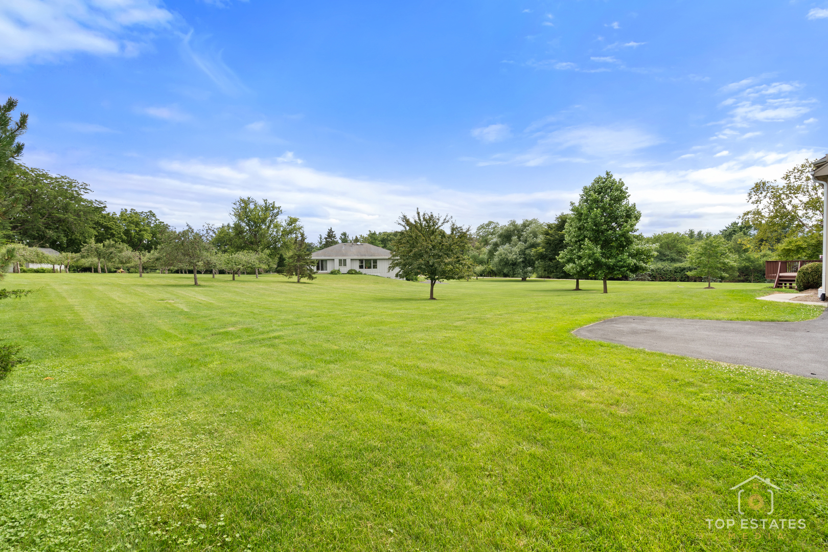 175 Clover Hill Lane, North Barrington, IL 60010