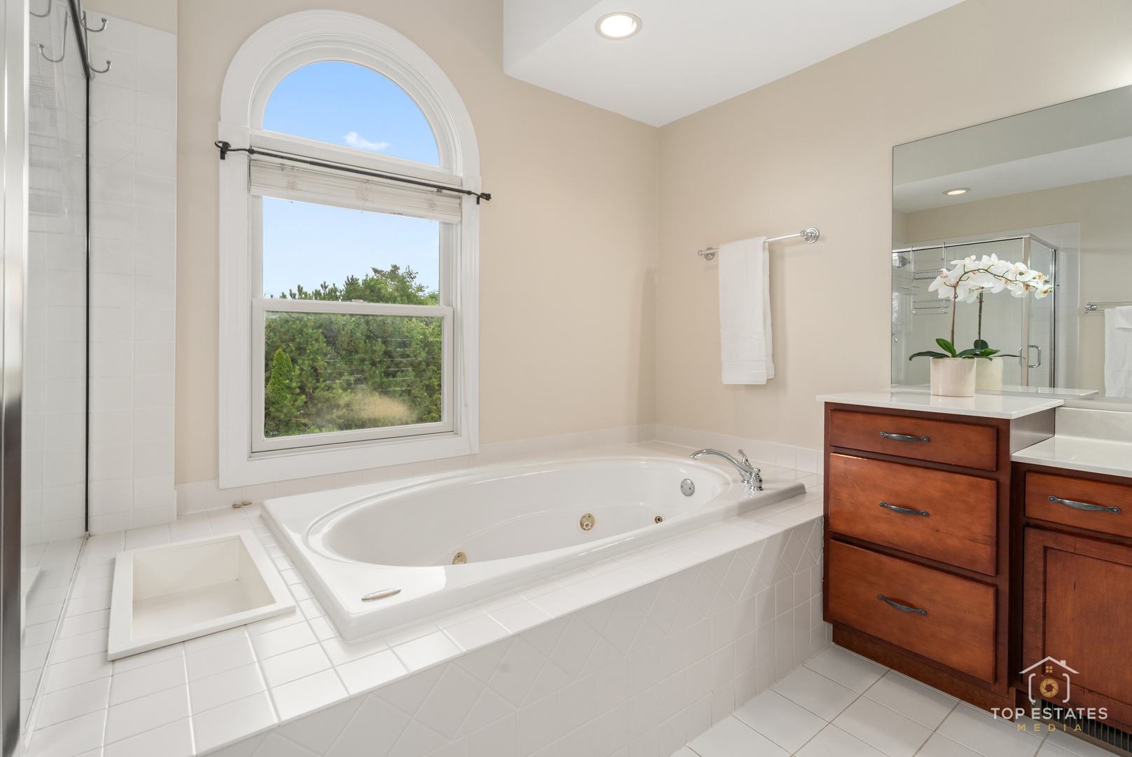 175 Clover Hill Lane, North Barrington, IL 60010